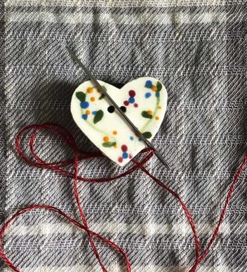 Mill Hill Needle Magnet - Floral Heart MHMAG5 - Image 2